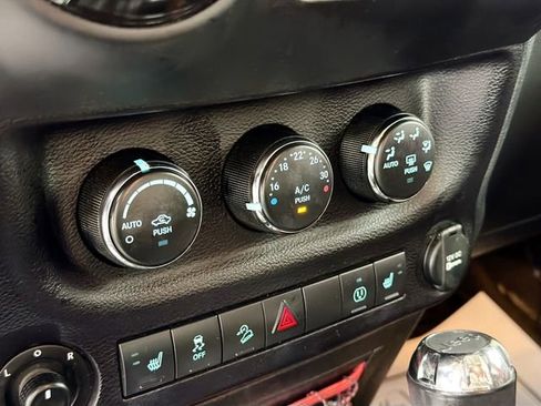 Used 2018 Jeep Wrangler Unlimited Rubicon w/ Connectivity Group image 15