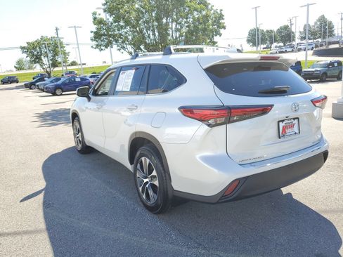 Used 2023 Toyota Highlander XLE AWD/4WD image 3