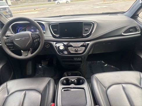 Used 2024 Chrysler Pacifica Select image 17