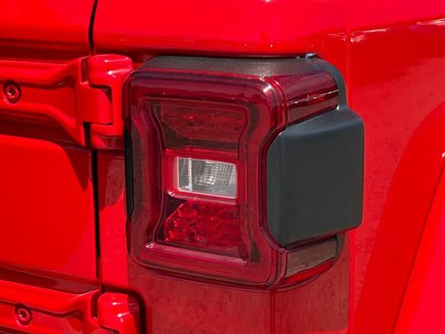Used 2025 Jeep Wrangler Unlimited Sahara AWD/4WD image 34