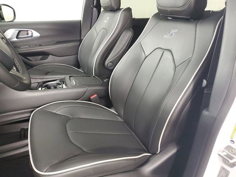 New 2026 Chrysler Pacifica Limited image 12
