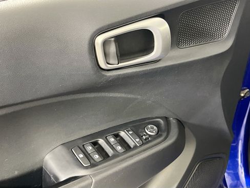 Used 2023 Hyundai Venue SE FWD image 17