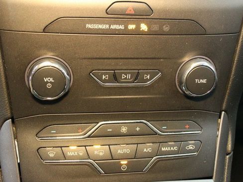 Used 2020 Ford Edge SE image 26