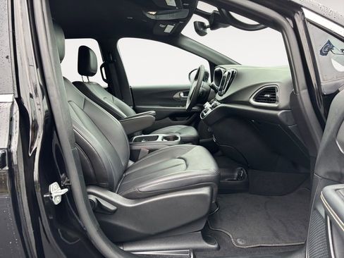 Used 2025 Chrysler Pacifica Select image 10
