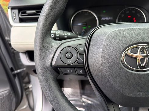Used 2020 Toyota RAV4 XLE AWD/4WD image 16