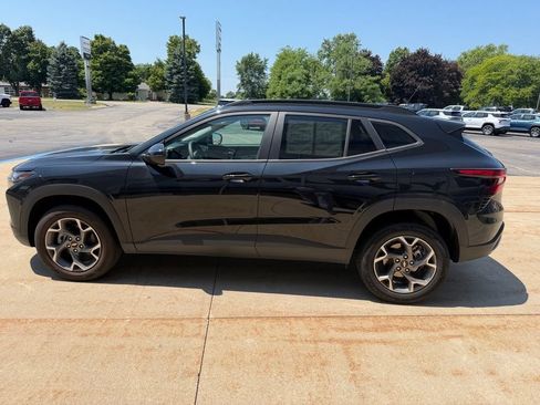 Used 2025 Chevrolet Trax LT FWD image 6