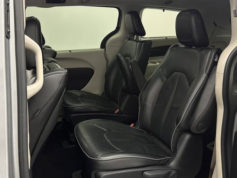 Used 2018 Chrysler Pacifica Limited w/ Advanced Safetytec Group FWD image 23