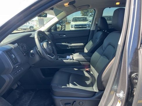 Used 2025 Nissan Pathfinder SL image 12