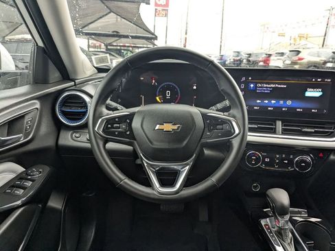 Used 2025 Chevrolet Trax LT w/ LT Convenience Package image 16