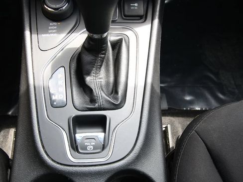 Used 2020 Jeep Cherokee Latitude w/ Cold Weather Group AWD/4WD image 25