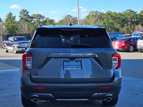 Used 2022 Ford Explorer XLT w/ Equipment Group 202A image 6