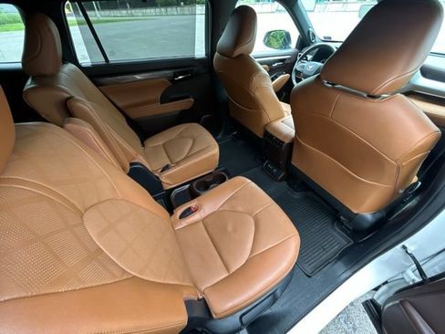 Used 2022 Toyota Highlander Platinum AWD/4WD image 41