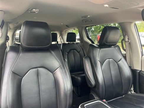 Used 2023 Chrysler Pacifica Touring-L FWD image 41