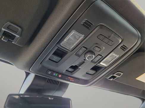 Used 2024 GMC Yukon XL SLT w/ SLT Premium Package image 11