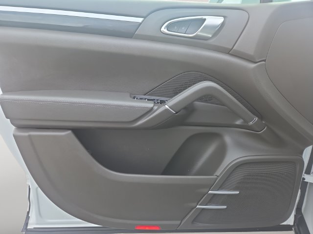 Used 2016 Porsche Cayenne AWD/4WD image 16