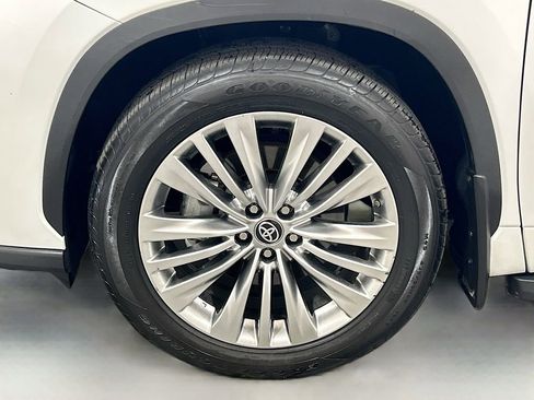 Used 2025 Toyota Highlander Platinum AWD/4WD image 32