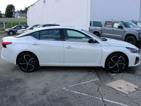 Certified 2023 Nissan Altima 2.5 SR w/ SR Premium Package AWD/4WD image 7