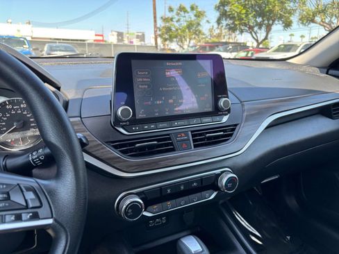 Used 2025 Nissan Altima 2.5 SV FWD image 14