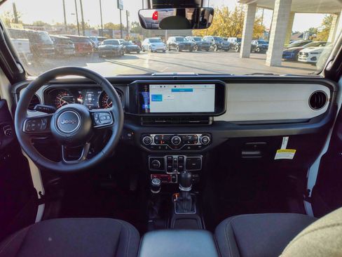 Used 2024 Jeep Gladiator Sport image 3