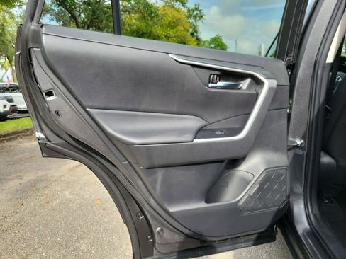 Used 2022 Toyota RAV4 XLE AWD/4WD image 9