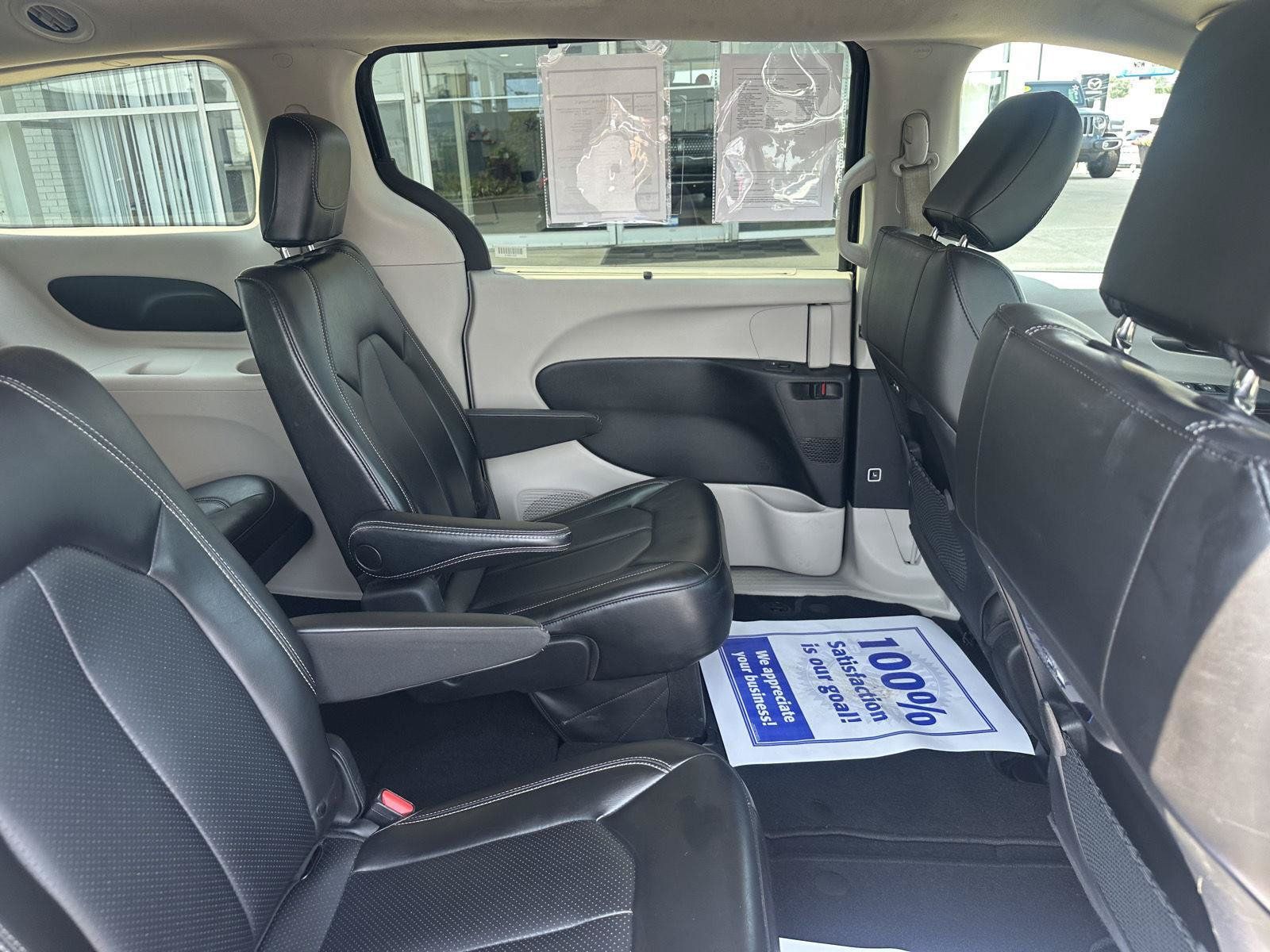Used 2023 Chrysler Pacifica Touring-L FWD image 25