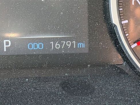 Used 2021 Toyota RAV4 XLE Premium image 11