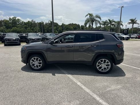 Used 2022 Jeep Compass Latitude w/ Sun and Sound Group AWD/4WD image 9