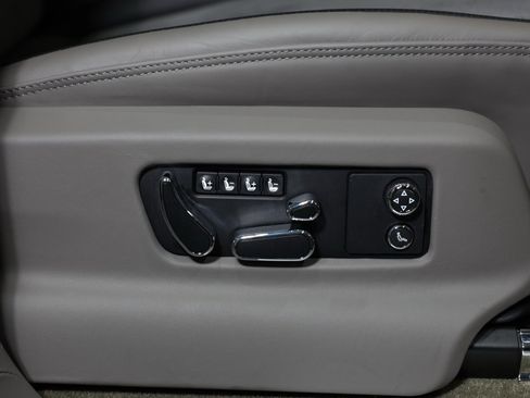 Used 2022 Bentley Bentayga image 38