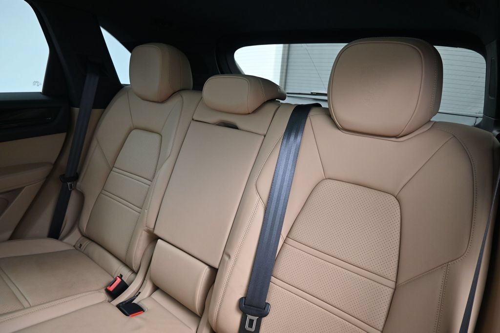 Certified 2022 Porsche Cayenne Platinum Edition AWD/4WD image 6