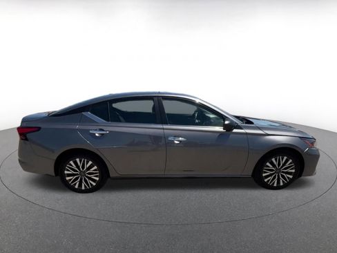 Used 2024 Nissan Altima 2.5 SV FWD image 16