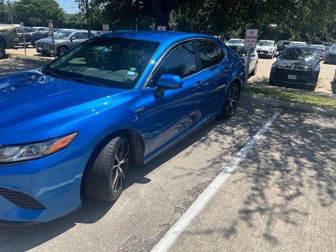 Used 2018 Toyota Camry SE w/ Accessory Appearance Package FWD image 2
