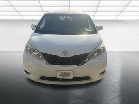 Used 2011 Toyota Sienna LE w/ Towing Pkg FWD image 3