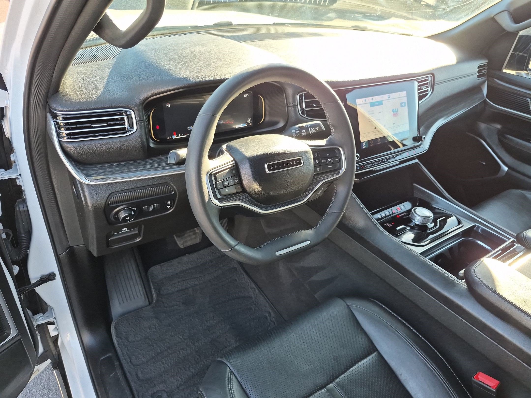 Used 2024 Jeep Wagoneer L Series II w/ Flexible Seating Group AWD/4WD image 16