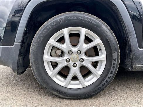 Used 2018 Jeep Cherokee Latitude Plus w/ Comfort/Convenience Group image 2