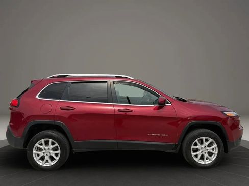Used 2017 Jeep Cherokee Latitude w/ Cold Weather Group AWD/4WD image 8