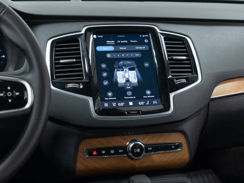 Certified 2025 Volvo XC90 T8 Plus w/ Protection Package Premier AWD/4WD image 19