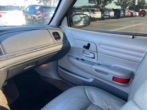 Used 2000 Ford Crown Victoria LX RWD image 16