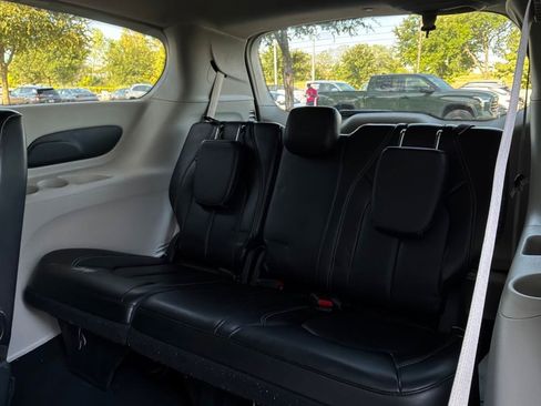 Used 2024 Chrysler Pacifica Touring-L FWD image 13