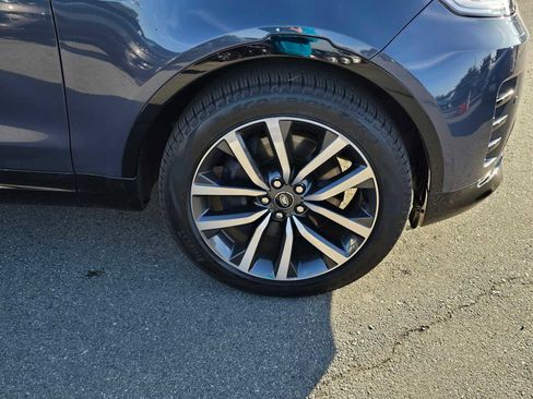 Used 2025 Land Rover Discovery Dynamic SE image 9