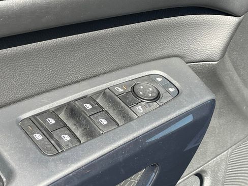 Used 2025 Nissan Pathfinder SV image 13