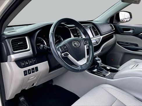 Used 2016 Toyota Highlander Limited Platinum FWD image 17