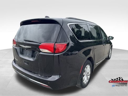 Used 2017 Chrysler Pacifica Touring-L image 6