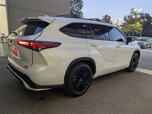 Used 2024 Toyota Highlander FWD image 6