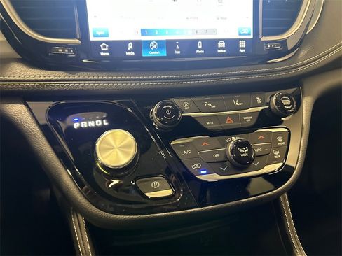 New 2026 Chrysler Pacifica Limited image 24