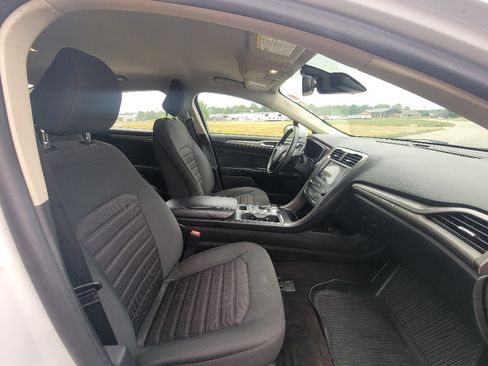 Used 2020 Ford Fusion SE AWD/4WD image 32