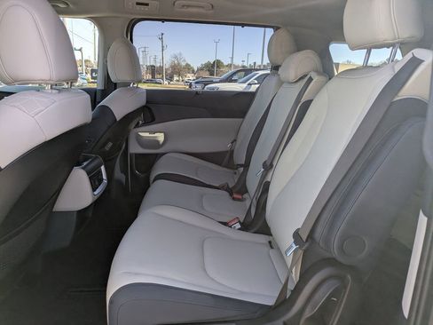 Used 2025 Kia Carnival SX image 14