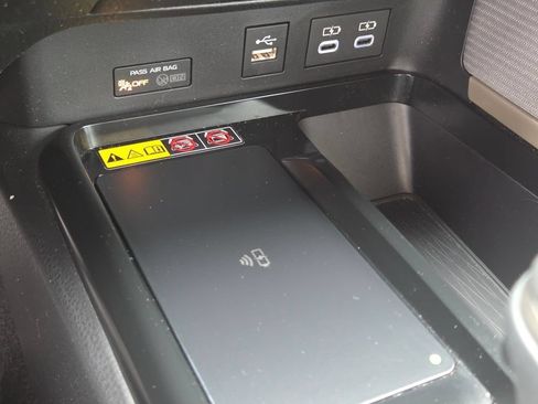 Used 2025 Toyota Camry SE FWD image 11