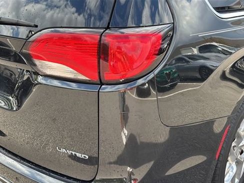 Used 2018 Chrysler Pacifica Limited image 30