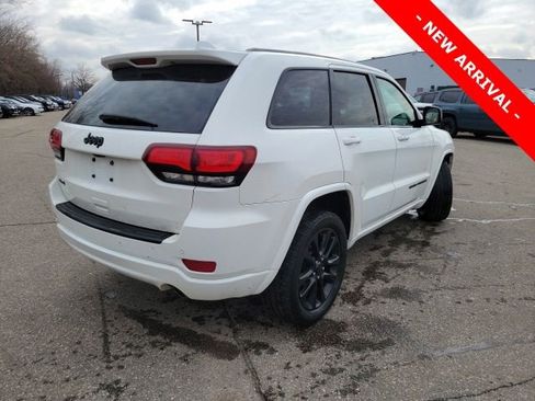 Used 2018 Jeep Grand Cherokee Altitude image 3