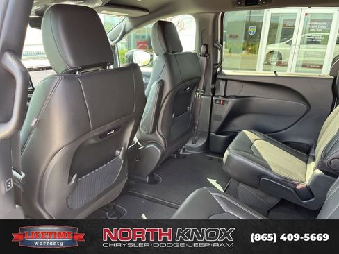 New 2026 Chrysler Pacifica Select image 15